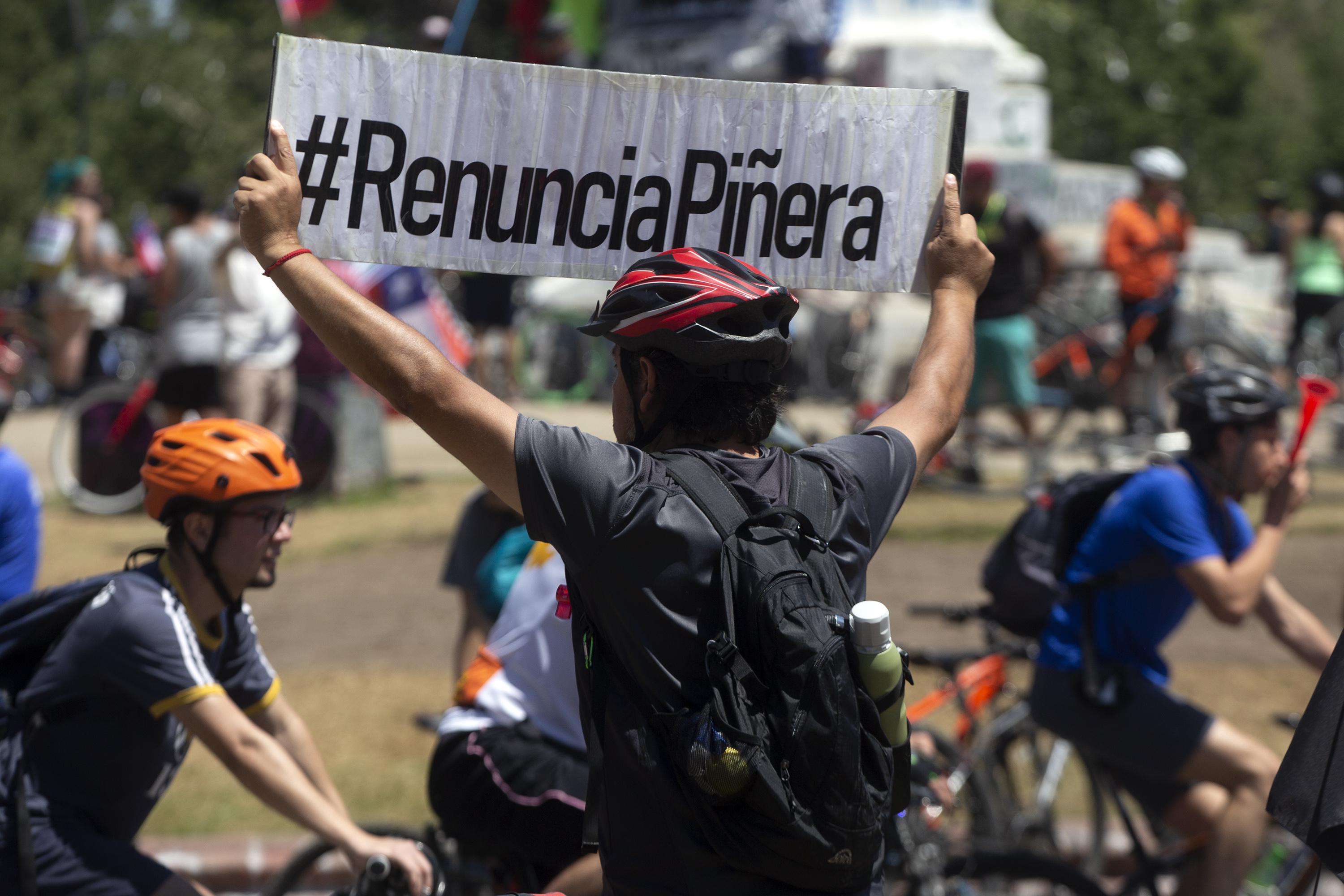 Miles de ciclistas llegan a la casa de Piñera para manifestar en medio del "estallido social". (Foto: AFP)