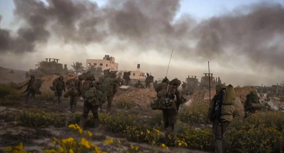 Esta imagen extraída de un video publicado por el ejército de Israel el 11 de noviembre de 2023 muestra humo elevándose mientras las fuerzas israelíes patrullan dentro de la Franja de Gaza. (AFP).