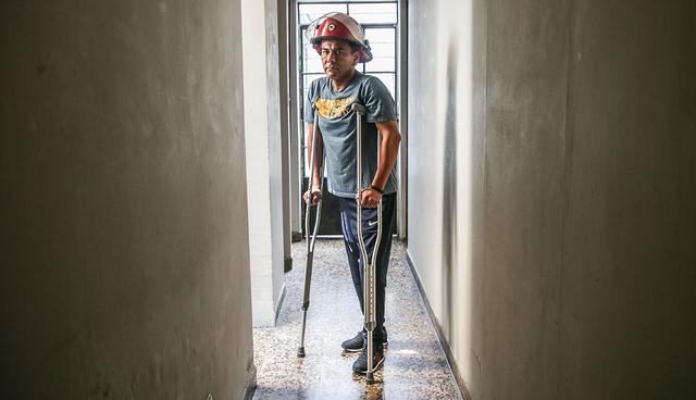 El bombero Gustavo Inciso usa muletas para desplazarse. No puede trabajar hace seis meses. (Foto: Alonso Chero)