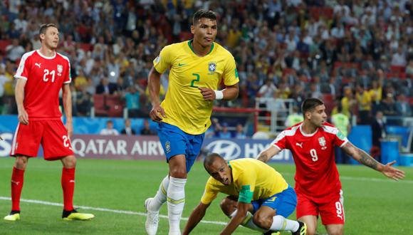 El defensor central de Brasil corrió hasta un saque de esquina y decretó el 2-0 ante Serbia con un fuerte testarazo que dejó inmóvil al arquero europeo. (Foto: AFP)