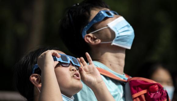 El eclipse total de Sol hará que por unos minutos, el día se transforme en noche, y hay que proteger los ojos antes de verlo. (Foto: AFP)