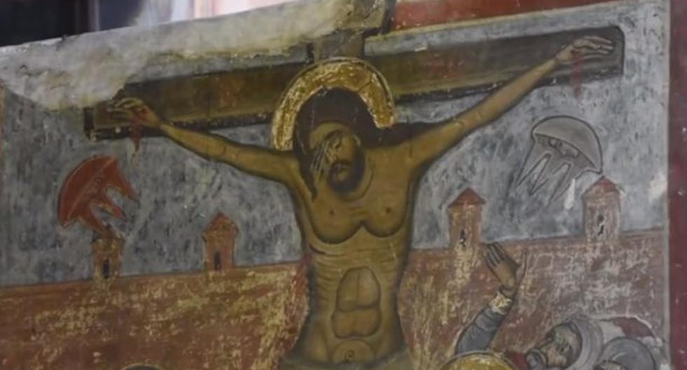 Los ufólogos indican que un fresco de una catedral ortodoxa georgiana demuestra que durante la crucifixión de Cristo estuvieron presentes los extraterrestres. (Foto: YouTube)