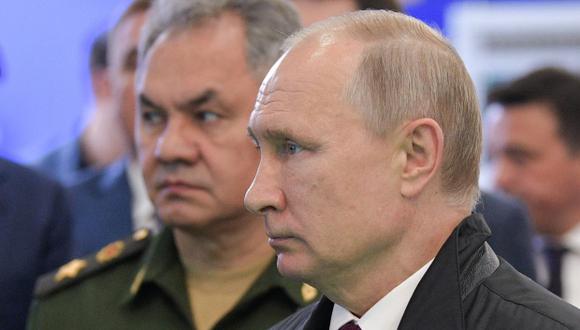 Según Rusia, sus acciones siempre fueron abiertas y transparentes. En la foto, del ministro ruso de Defensa, Serguéi Shoigú, aparece detrás del presidente Vladimir Putin. (Foto: AFP)