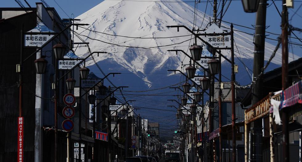 En esta foto de archivo tomada el pasado 30 de abril se observa el Monte Fuji desde la ciudad de Fujiyoshida, prefectura de Yamanashi. El amado Monte Fuji de Japón estará cerrado durante el verano para evitar la propagación del nuevo coronavirus, anunciaron las autoridades. (Foto de CHARLY TRIBALLEAU / AFP)
