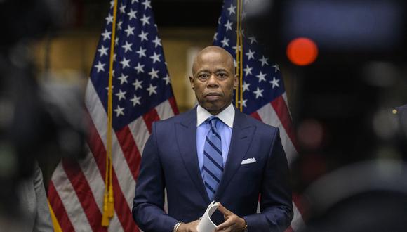 El alcalde de Nueva York, Eric Adams, observa un anuncio sobre la seguridad del metro en una conferencia de prensa en el Fulton Transit Center el 27 de enero de 2023 en Nueva York. (Foto: ANGELA WEISS / AFP)