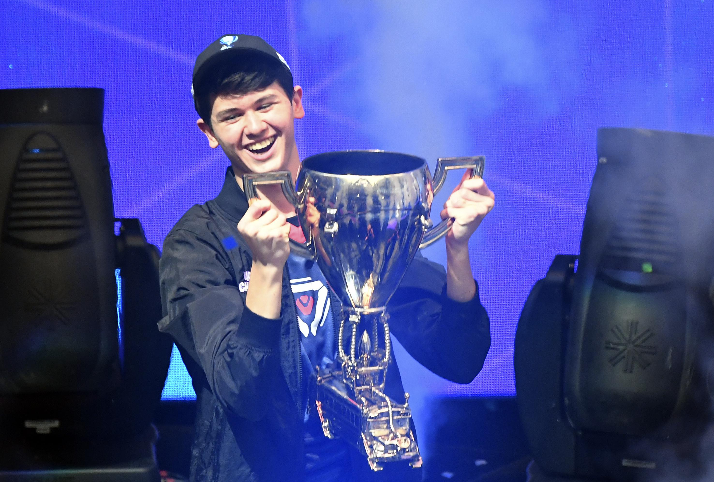 'Bugha' agradeció a su familia al recibir el premio.