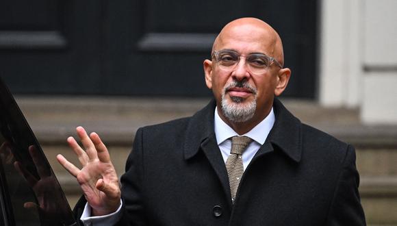 El ministro británico sin cartera y presidente del Partido Conservador, Nadhim Zahawi, saluda al salir de la oficina central del partido en Londres, el 24 de enero de 2023. (Foto de JUSTIN TALLIS / AFP)