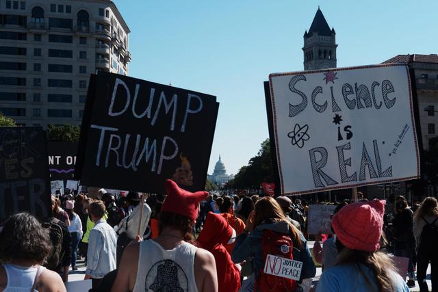 Personas sostienen pancartas durante la Marcha de Mujeres en Freedom Plaza, en Washington (Estados Unidos). Los ciudadanos se mostraron en contra de la nominación de Donald Trump de la jueza ultraconservadora Amy Coney Barrett. (EFE/EPA/GAMAL DIAB).