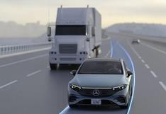 Autos de Mercedes-Benz ahora adelantan y cambian de carril de forma automática: ¿cómo?