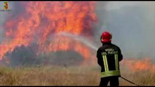 Italia: Denuncian a bomberos que generaban incendios para cobrar más [VIDEO]