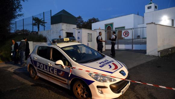 La policía de Francia custodia la mezquita de Bayona que fue atacada. (AFP / GAIZKA IROZ).
