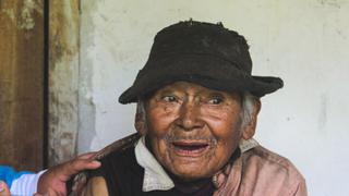 Huánuco: adulto mayor de 121 años recibió primera dosis de vacuna de AstraZeneca