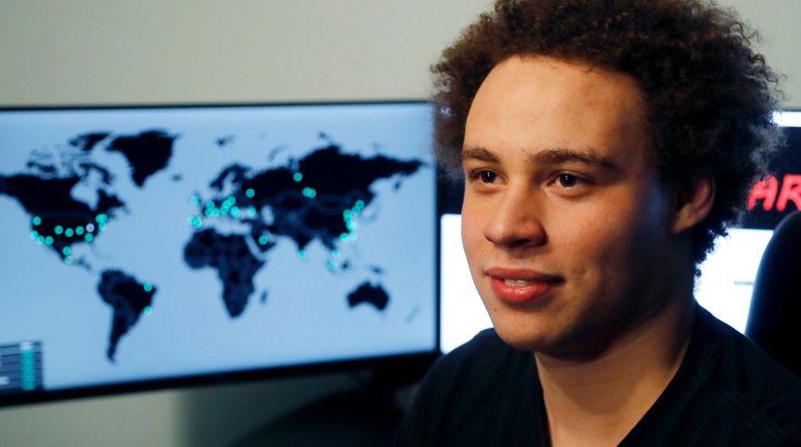 El experto Marcus Hutchins fue acusado de 10 cargos de piratería informática en Estados Unidos. (Foto: AFP)
