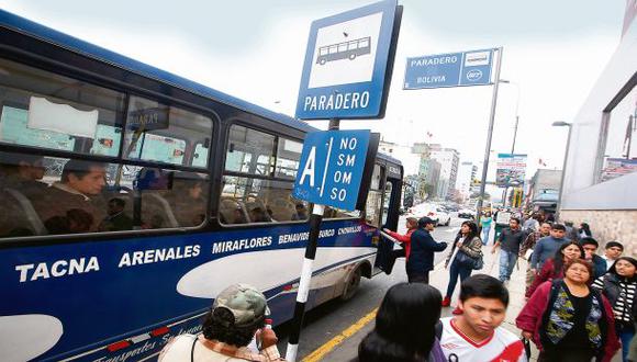 Los nuevos letreros de los paraderos del eje fueron ubicados junto a los antiguos en la avenida Garcilaso de la Vega. (Foto: El Comercio)