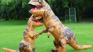 Pequeños se disfrazan de dinosaurios para sorprender a su abuelita y se llevan una gran sorpresa