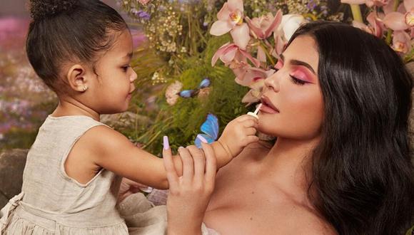 La socialité Kylie Jenner y su hija Stormi Webster son la protagonistas de la nueva edición de junio de Vogue Checoslovaquia. (@kyliejenner).