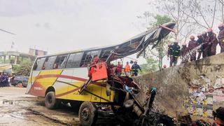 Al menos 19 muertos al caer un autobús en una zanja en Bangladesh