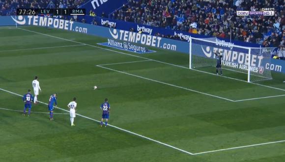 Gareth Bale cobró con efectividad un polémico penal señalado a favor del Real Madrid. El árbitro reviso la acción en el VAR e igual la concedió. (Foto: captura de video)