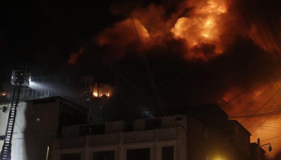 El siniestro se registró en la parte alta de un edificio ubicado en el jirón Andahuaylas 1138, cerca del cruce con el jirón Puno. No se han reportados heridos ni víctimas. (Foto: El Comercio)