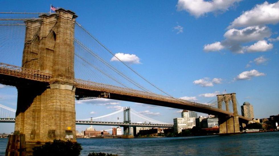 Puente de Brooklyn. Ubicado en Nueva York, conecta la isla de Manhattan con Brooklyn cruzando el río Este. Tiene una longitud de 1825 metros y, desde su inauguración en1883, es uno de los puntos turísticos más populares de la Gran Manzana. Fue uno de