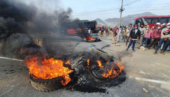 Los manifestantes quemaron llantas en la vía. (Foto: Juan Pablo Azabache)