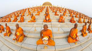 Monjes budistas celebran el "Magha Puja" en un masivo ritual