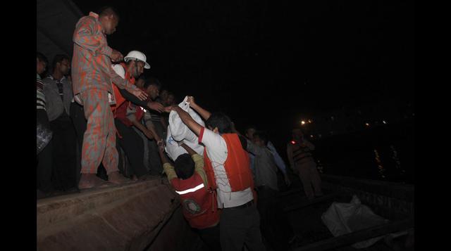 El dramático rescate de las víctimas de naufragio en Bangladesh - 12