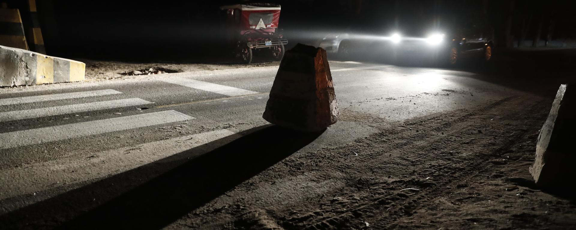 Trampa mortal en Cieneguilla: un bloque de concreto, en plena pista sin iluminación, produce accidentes de tránsito