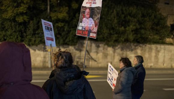 Los manifestantes sostienen pancartas mientras se encuentran frente a una tienda de campaña instalada por familiares y partidarios de los rehenes israelíes retenidos en Gaza desde los ataques del 7 de octubre por parte de Hamás en el sur de Israel, para exigir su liberación, el 30 de enero de 2024, cerca de la residencia del primer ministro israelí. en Jerusalén. (Foto de MARCO LONGARI / AFP)