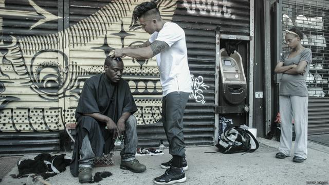 El estilista que corta el pelo a los indigentes de Nueva York - 1