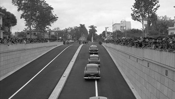 Comitiva oficial con el presidente Manuel A. Odría pasando por primera vez por el by-pass de la avenida Arequipa con Javier Prado, en San Isidro. Fue en la mañana del 21 de julio de 1955. (Foto: GEC Archivo Histórico)