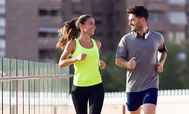 Descubre los regalos ideales para darle a tu media naranja runner en el día de San Valentín.