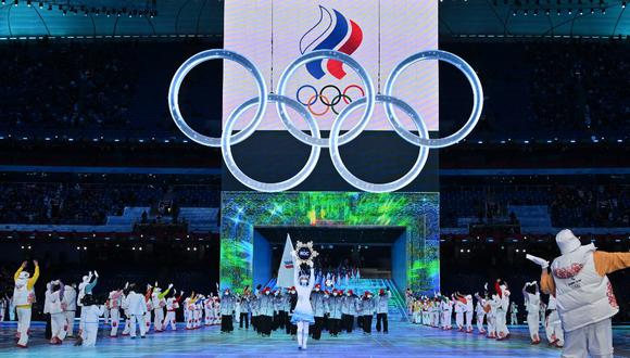 (FILES) The delegation from Russia takes part in the parade of athletes, underneath the Olympics rings, during the opening ceremony of the Beijing 2022 Winter Olympic Games, at the National Stadium, known as the Bird's Nest, in Beijing, on February 4, 2022. Olympic chiefs announced on March 19, 2024 that Russian and Belarusian athletes competing in this summer's Paris Games under a neutral flag will not be able to take part in the opening ceremony. Neutral athletes from either country "will not participate in the parade of delegations and teams during the opening ceremony since they are individual athletes", IOC director James McCloud said after an executive board meeting of the International Olympic Committee in Lausanne. (Photo by Ben STANSALL / AFP)