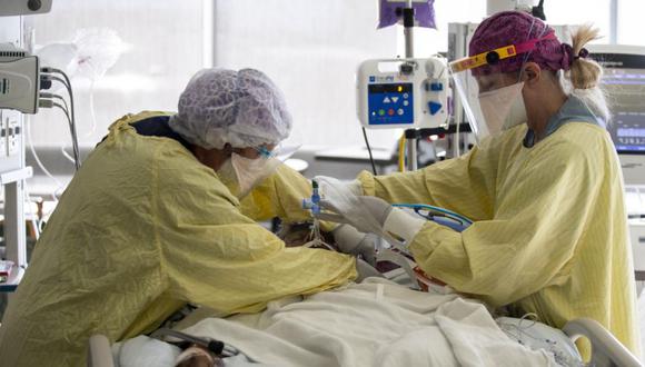 Enfermeras revisan el tubo de un respirador de paciente COVID-19 en la UCI (Unidad de Cuidados Intensivos) del Hospital Sharp Grossmont, en medio de una pandemia de coronavirus en La Mesa, al este de San Diego, California, EE.UU. (Foto: EFE / EPA / ETIENNE LAURENT).
