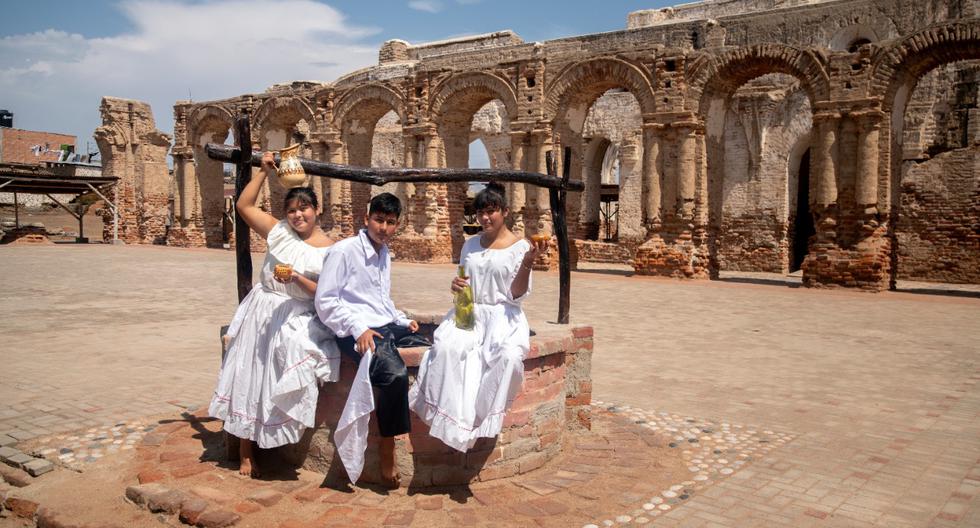 HIJOS DE ZAÑA. Lizbeth Campos, Diego Flores y Esther Quiroz, de la Asociación Cultural Sañap Cruce de Caminos, en el claustro del convento de
San Agustín. Ellos son parte de una nueva generación de bailarines que mantiene vivo el folklore afro. (Fotos: Luis MIranda)