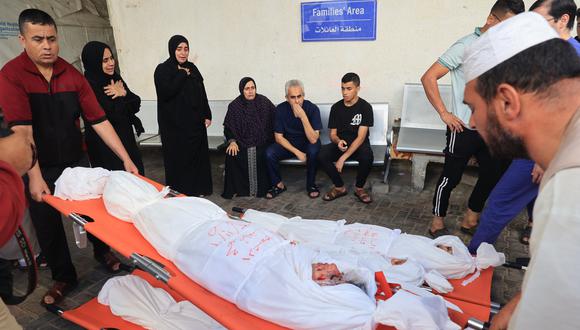 Mujeres palestinas lloran cuando los cuerpos de miembros de la misma familia muertos en el bombardeo israelí son retirados del hospital de al-Najar para su entierro en Rafah, en el sur de la Franja de Gaza, el 6 de noviembre de 2023, en medio de las batallas en curso. (Foto de SAID KHATIB / AFP)