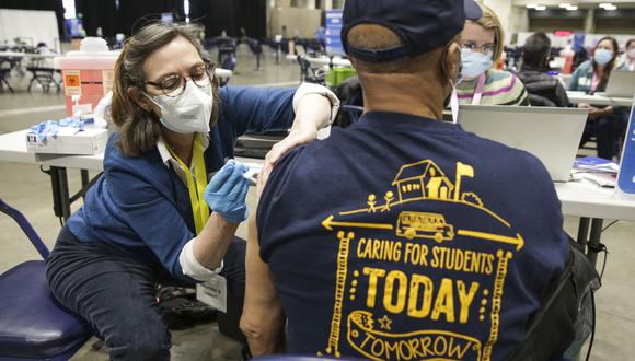 Imagen referencial. Richard Anderson recibe la vacuna Pfizer Covid-19 de la médica Diana Hausman en el Lumen Field Event Center en Seattle, Washington, Estados Unidos, el 13 de marzo de 2021. (Jason Redmond / AFP).