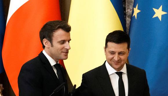 El presidente de Ucrania, Volodymyr Zelensky (derecha), y su homólogo de Francia, Emmanuel Macron, se van después de dar una conferencia de prensa en Kiev el 8 de febrero de 2022. (THIBAULT CAMUS / POOL / AFP).