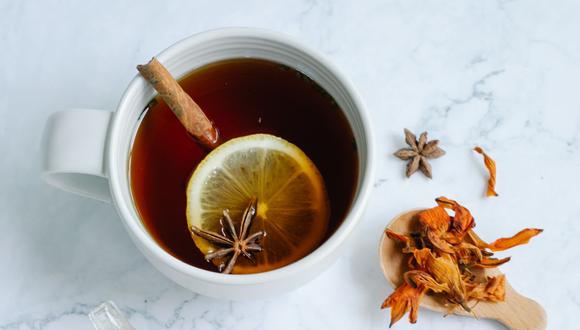 Una taza de té caliente es deliciosa, pero no es la única forma de disfrutar de su sabor. (Foto: Anna Pou / Pexels)
