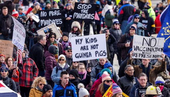 Activistas antivacunas y de mascarillas marchan en el National Mall durante una manifestación 'Defeat the Mandates' en Washington, DC, EE.UU. (Foto: EFE/EPA/JIM LO SCALZO).