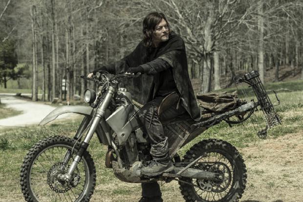 Daryl cambió su motocicleta por un carruaje tirado por caballos al final de "los muertos vivientes" (Foto: AMC)
