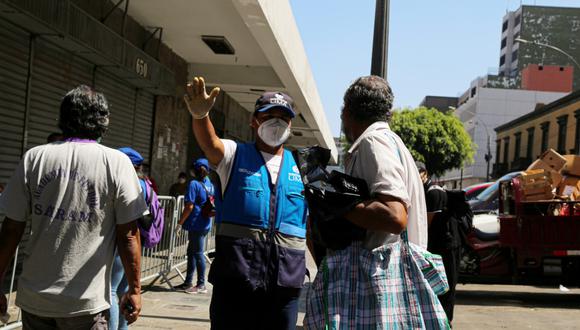 Unos 30 comerciantes informales fueron retirados de las zonas de Mesa Redonda y el Mercado Central en plena cuarentena.(Foto: Difusión)