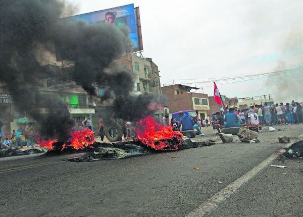 Manifestantes bloquearon el kilómetro 515 de la Panamericana Norte, en la provincia de Virú (La Libertad). Quemaron llantas y colocaron piedras para evitar el tránsito.