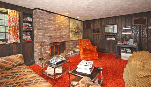 La alfombra peluda y las paredes cubiertas con paneles de madera le dan un estilo único a la sala. (Foto: Matthew J. Cuddy / century21.com)