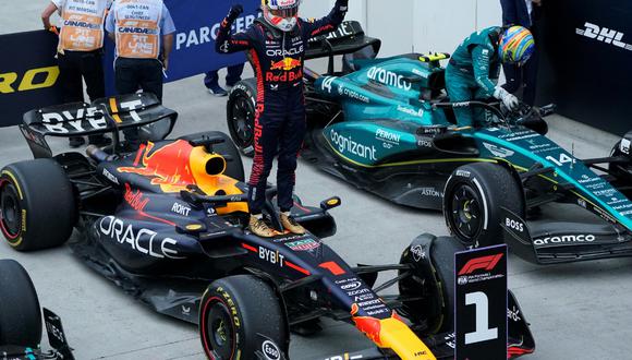 El piloto neerlandés de Red Bull Racing, Max Verstappen, celebra después de ganar el Gran Premio de Canadá de Fórmula Uno 2023 en el Circuito Gilles-Villeneuve en Montreal, Canadá, el 18 de junio de 2023. | Crédito: Timothy A. Clary / AFP