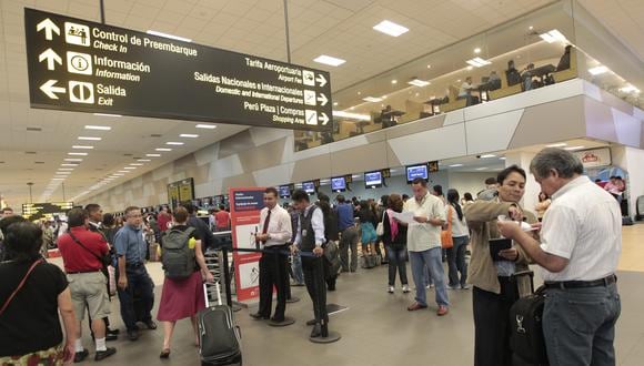 El aeropuerto en la actualidad opera con más de 22 millones de pasajeros por año, el doble de su capacidad. (Foto: Richard Hirano/El Comercio)