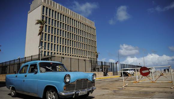 Imagen de la embajada de Estados Unidos en La Habana tomada el 3 de octubre de 2017. (Foto de YAMIL LAGE / AFP).