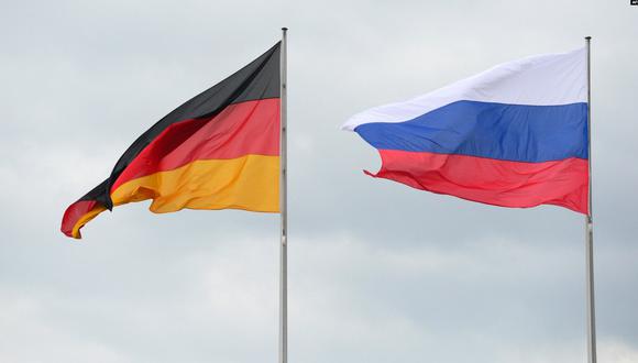 Imagen referencial | Banderas nacionales de Alemania (izquierda) y la Federación de Rusia (derecha). (Foto: AFP)
