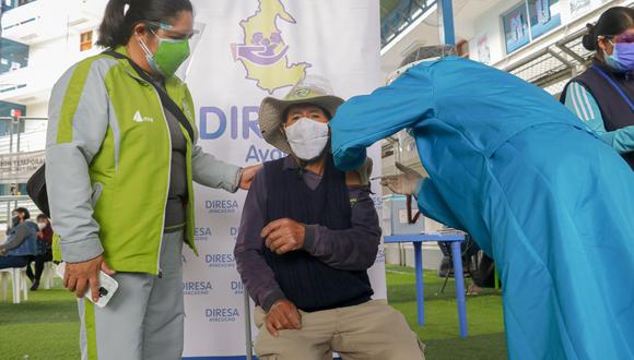 La Diresa Ayacucho informó que este proceso inició en Huamanga y continuará en otras ciudades, con el objetivo de proteger a los trabajadores de limpieza que están expuestos por su labor diaria. (Foto: Diresa)