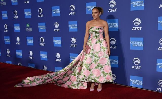 La actriz y cantante Jlo asistió a la gala del Festival de Cine de Palm Springs con un hermoso vestido floral. Recorre la galería para conocer más detalles. (Foto: AFP)